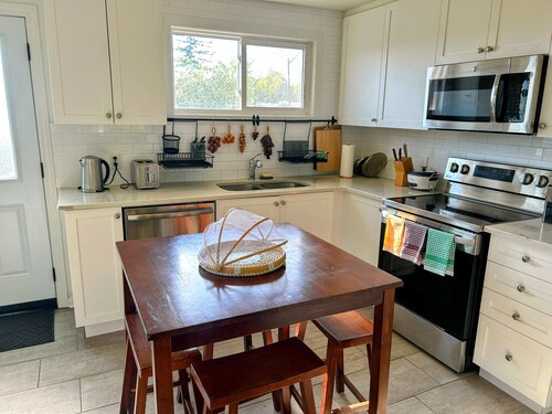 2 bdr Hilltop Suite 5 minutes from Downtown