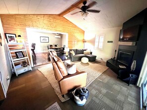 Smart TV, fireplace - Toledo Bend Lake Record Lodge - waterfront, private boat dock and Pet-friendly! (Hemphill)