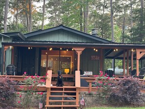 Outdoor dining - Toledo Bend Lake Record Lodge - waterfront, private boat dock and Pet-friendly! (Hemphill)