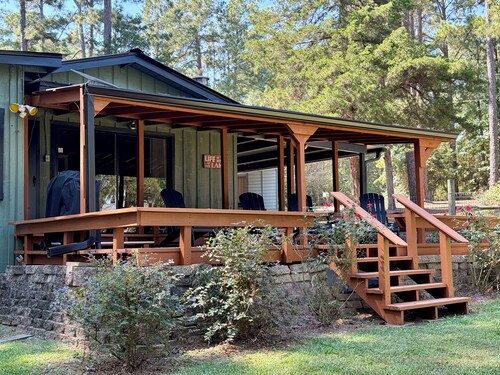 Toledo Bend Lake Record Lodge - waterfront, private boat dock and Pet-friendly!