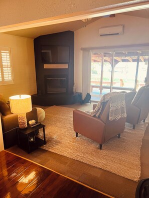 Smart-tv och eldstad