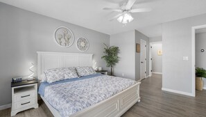 2 bedrooms, iron/ironing board, travel cot, free WiFi - Bridgepointe ~Lakefront Condo with Stunning Main Channel Views & Private Deck! (Osage Beach)