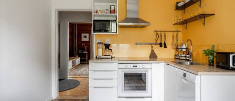 Réfrigérateur, micro-ondes, four, plaque de cuisson