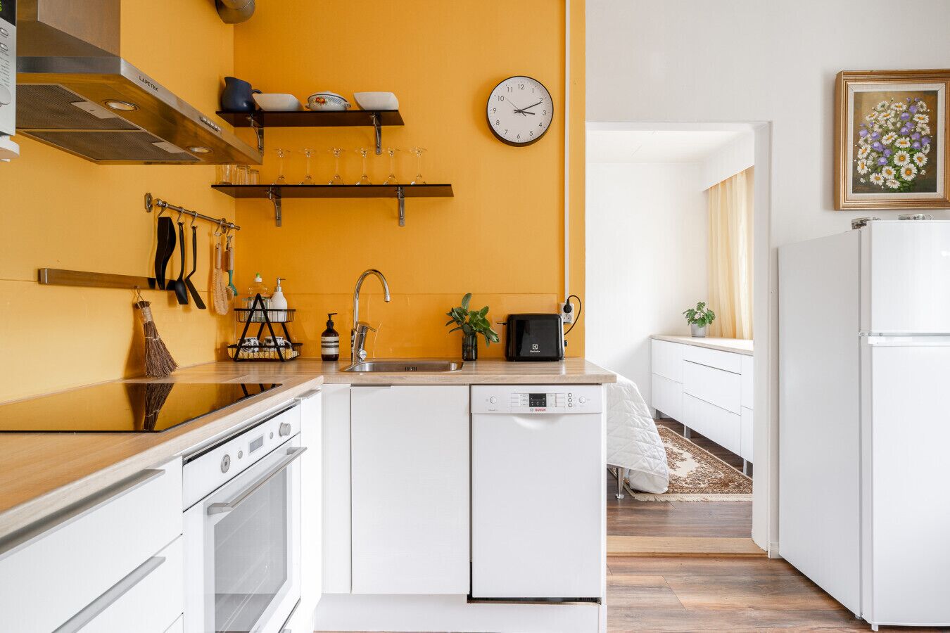 Kjøleskap, mikrobølgeovn, ovn og kokeplater