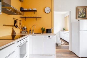 Réfrigérateur, micro-ondes, four, plaque de cuisson