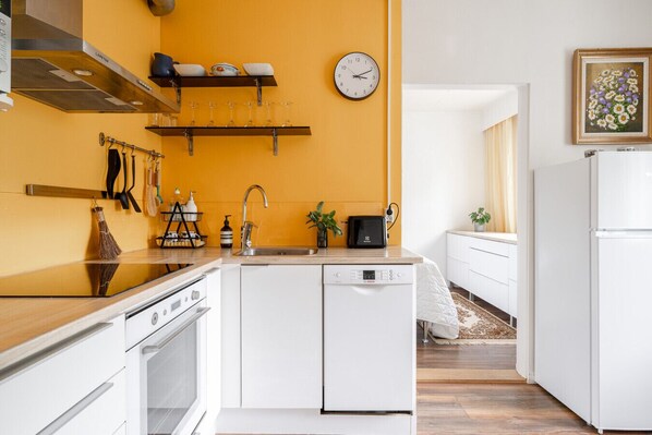 Réfrigérateur, micro-ondes, four, plaque de cuisson