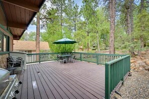 Outdoor dining - Cozy 3-bedroom cabin in the majestic pines of Munds Park with WiFi, AC (Munds Park)