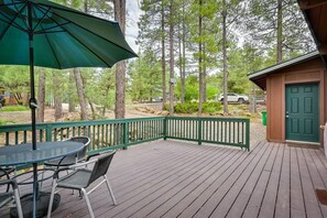 Outdoor dining - Cozy 3-bedroom cabin in the majestic pines of Munds Park with WiFi, AC (Munds Park)