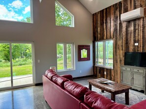 Smart TV - Minutes from VT! Beautiful new 3 bed, 3.5 bath home in super quiet location. (Blacksburg)