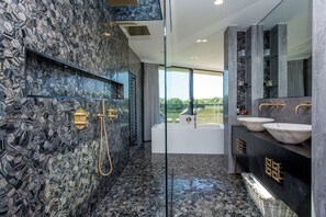 Amenidades de baño gratuitas, secadora de cabello, toallas 