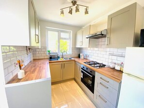 Een koelkast, een magnetron, een oven, een kookplaat