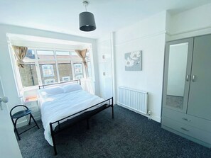 3 makuuhuonetta, silitysrauta/-lauta, Wi-Fi, vuodevaatteet