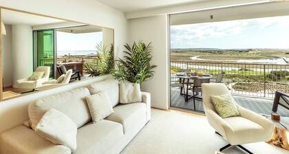 Bayline Algarve Apt â Beachfront, Spa, Lagoon View