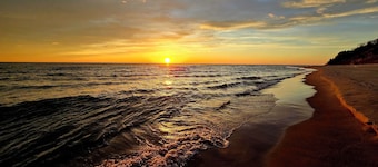 Lake Michigan Shoreline Rejuvenateing 2 bedroom Cottage. AC, WIFI, Pet Friendly