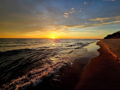 Lake Michigan Shoreline Rejuvenateing 2 bedroom Cottage. AC, WIFI, Pet Friendly