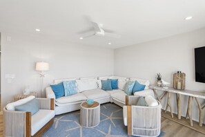 Smart TV - Sophisticated 2BR BEACHFRONT with Pool & Jacuzzi! (Oceanside)