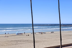 Beach nearby - Sophisticated 2BR BEACHFRONT with Pool & Jacuzzi! (Oceanside)