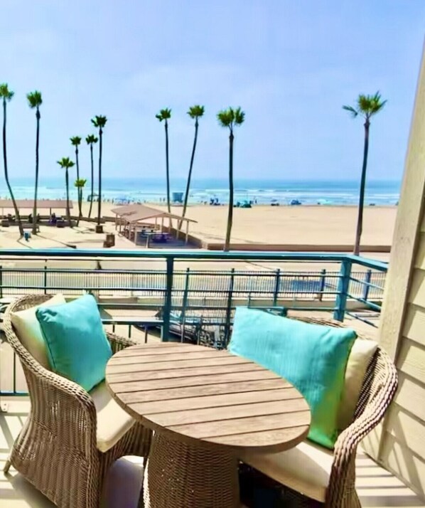 Outdoor dining - Sophisticated 2BR BEACHFRONT with Pool & Jacuzzi! (Oceanside)