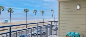 Best Sandy Beach Location. Walk to Restaurants Pool, Immaculate, Sleeps 6 