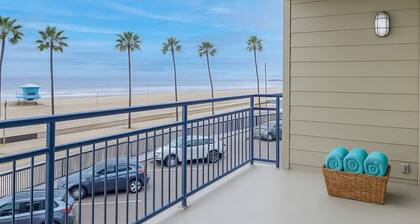 Best Sandy Beach Location. Walk to Restaurants Pool, Immaculate, Sleeps 6