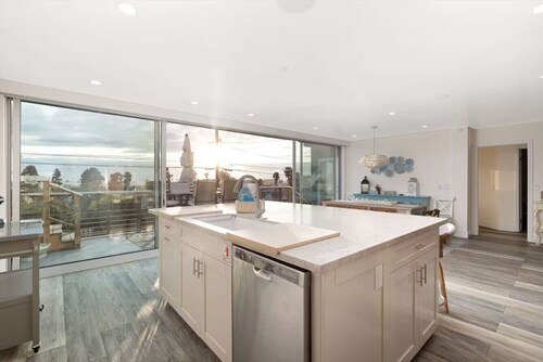 Fantastic  4 Br Beach House  Location and Amenities with Hot Tub and  Panoramic Ocean Views!