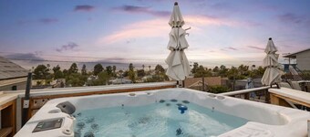 4 Bedroom with Hot Tub and Ocean Views!