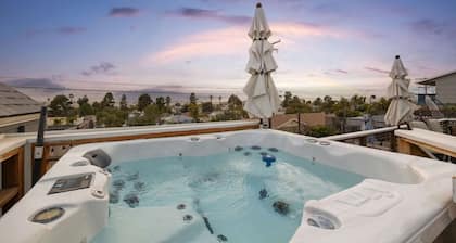 4 Bedroom with Hot Tub and Ocean Views!