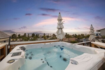 Foto von Fantastic  4 Br Beach House  Location and Amenities with Hot Tub and  Panoramic Ocean Views!