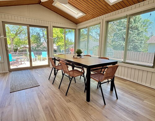 Saltwater Pool, Pickleball Court, Indoor Hot Tub, Putting green! 5BR - 3.5BA