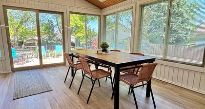 Saltwater Pool, Pickleball Court, Indoor Hot Tub, Putting green! 5BR - 3.5BA