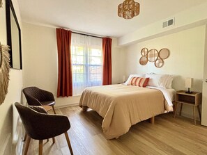 5 sovrum, skrivbord, strykjärn/strykbräda och resesäng