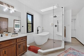 Douche, sèche-cheveux, serviettes fournies