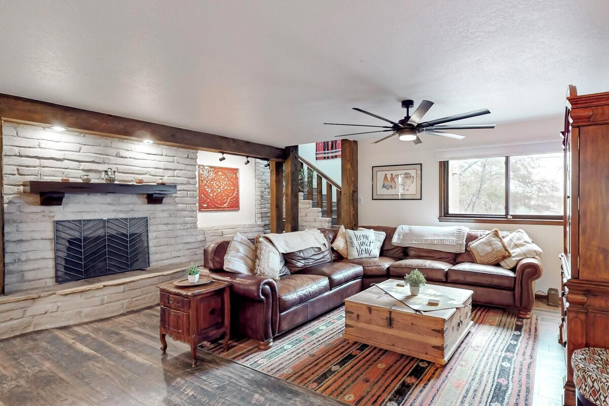 Spacious 2300 Sq Ft| Rooftop Deck/Patio| Hiking Retreat