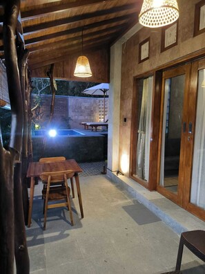 Villa de lujo, vista parcial al mar | Terraza o patio
