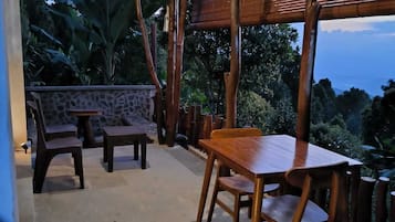 Villa de lujo, vista parcial al mar | Terraza o patio