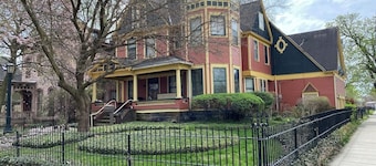 2BR Garden Unit | Pets Friendly | Near Downtown