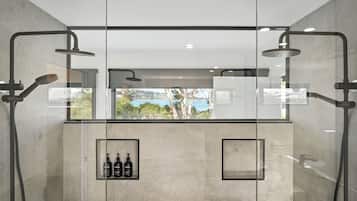 Luxury House, Beach View | Bathroom | Towels