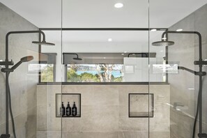 Luxury House, Beach View | Bathroom | Towels - Beautiful Balook - 3 Bedroom Beach House (Lauderdale)