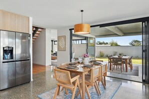 Luxury House, Beach View | In-room dining - Beautiful Balook - 3 Bedroom Beach House (Lauderdale)