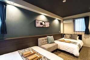 Une chambre d’hôtel avec deux lits, un canapé, une œuvre d’art accrochée au mur et une fenêtre avec des rideaux.