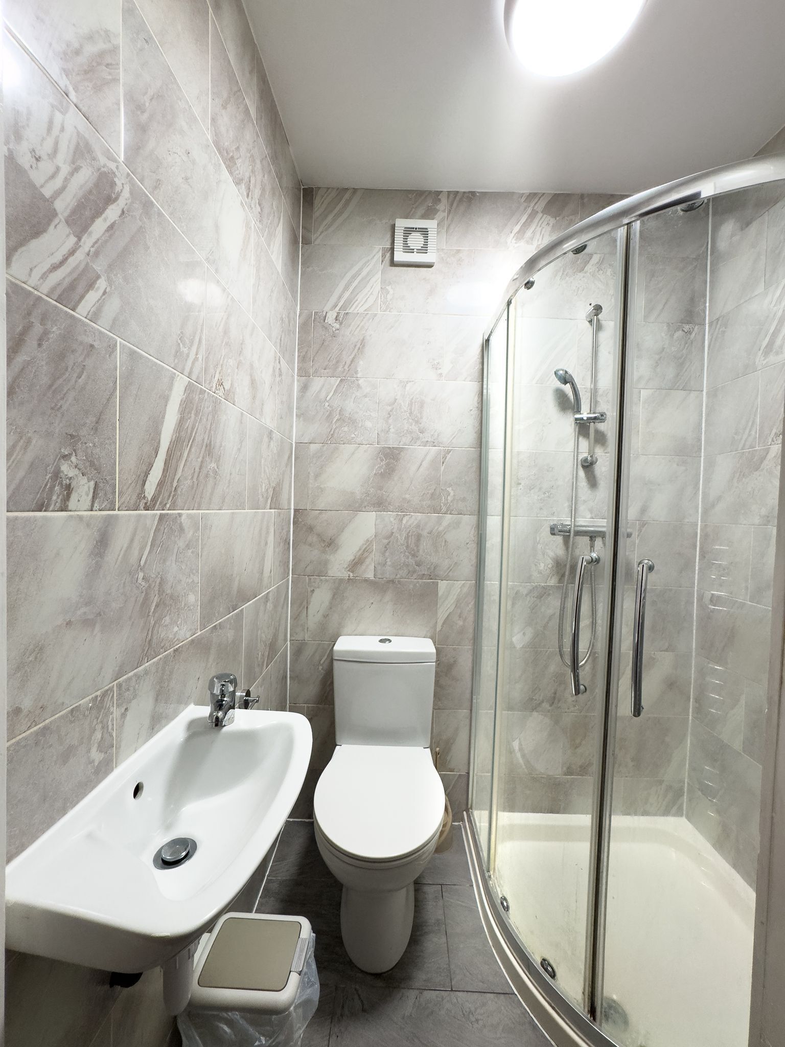 Shower, free toiletries, hair dryer, bidet