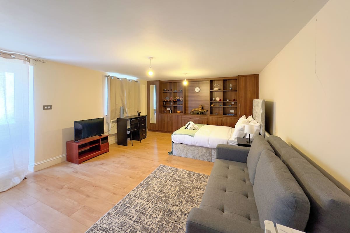 Classic Studio Suite, Private Bathroom, Garden View