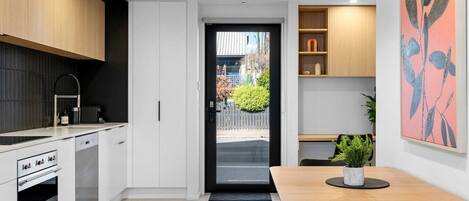 Frigorífic, microones, forn i placa de cuina