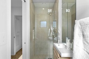 Séchoir à cheveux, serviettes fournies