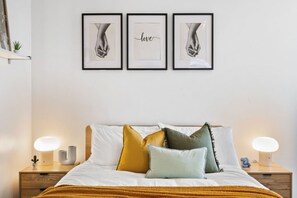 2 bedrooms, desk, iron/ironing board, WiFi - Sunny Richmond Escape: 2BR + Large Balcony (Richmond)