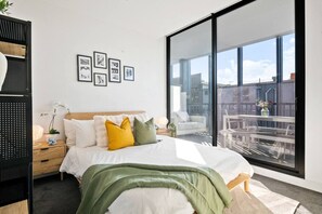 2 bedrooms, desk, iron/ironing board, WiFi