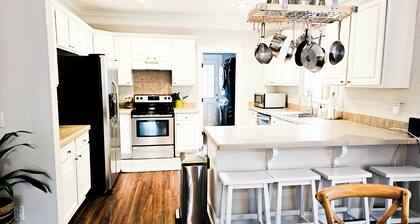 Soul Care Cottage: 2BR/2BA Oasis w/Outdoor Kitchen & Boho Vibes