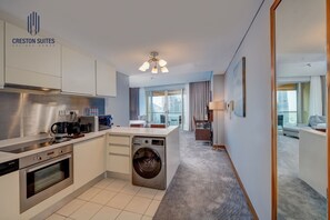 Een koelkast, een microgolfoven, een oven, een kookplaat