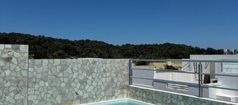 Charming Front Beach 3-Bedroom Villa in Roatan