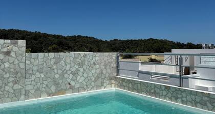 Charming Front Beach 3-Bedroom Villa in Roatan